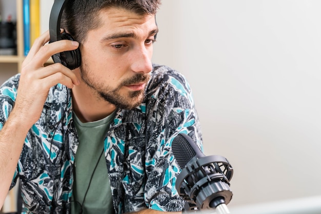 Interfejs audio trzeszczy – najczęstsze przyczyny oraz skuteczne metody naprawy