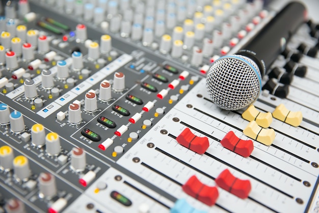 Ustawienie głośników w pokoju – 5 zasad, które znacznie poprawią jakość dźwięku