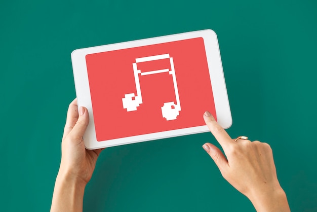 Jak zacząć produkcję muzyczną w domu: poradnik dla początkujących muzyków